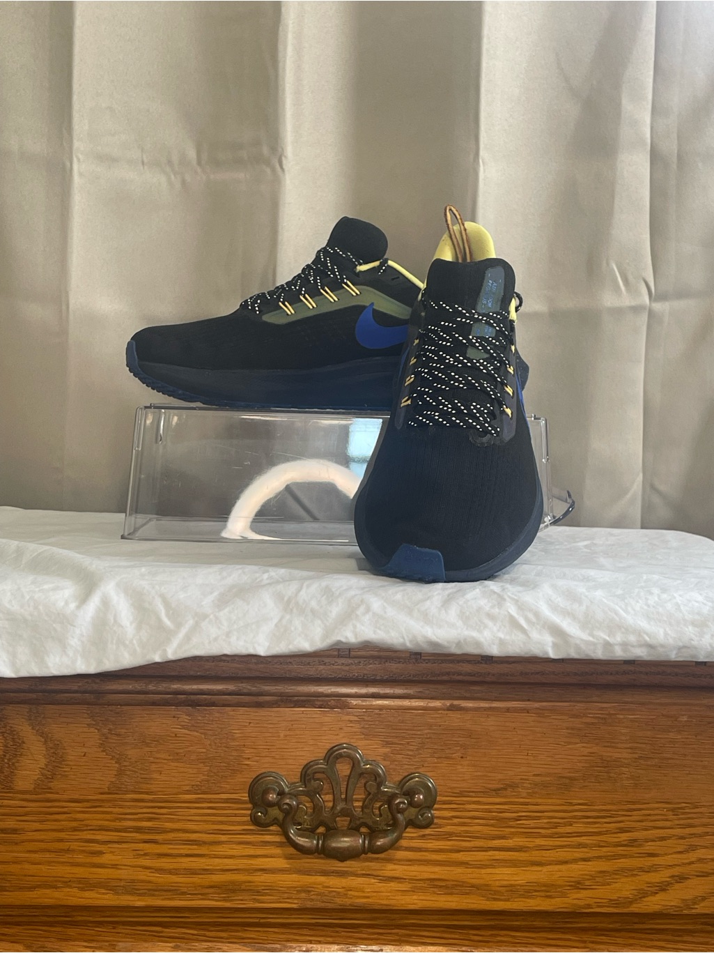 Nike Men's Black And Blue Athletic Running Shoes With Yellow Lining